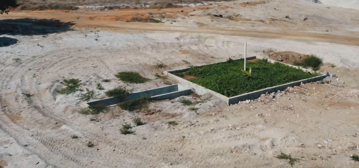 Estrutura do Tewetland antes do plantio, mostrando a construção